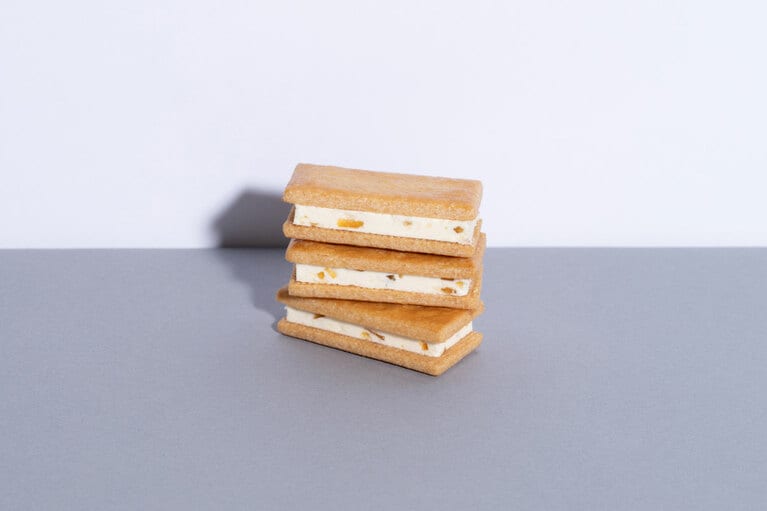 「薫る八丈フルーツレモンのバターサンドクッキー 8個入」2,419円。