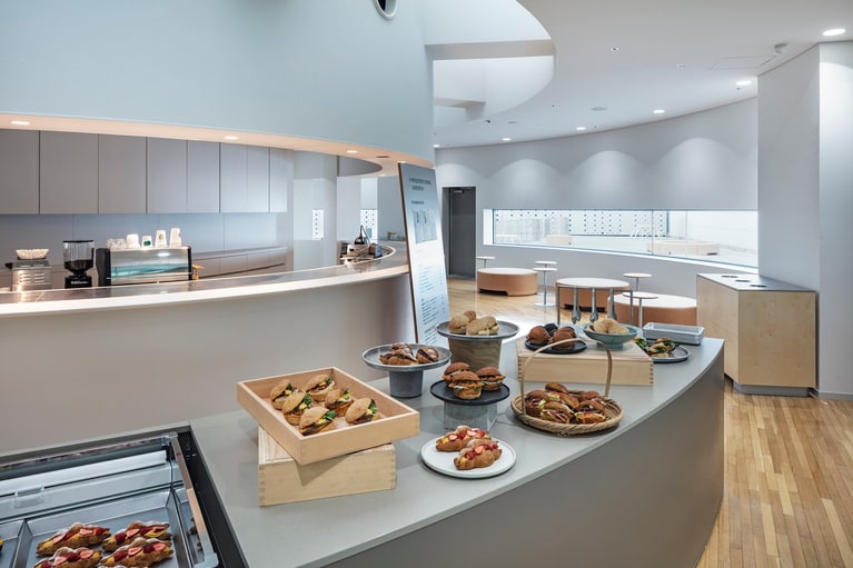 カフェ＆ラウンジ「二階のサンドイッチ」。Photo: Kenta Hasegawa