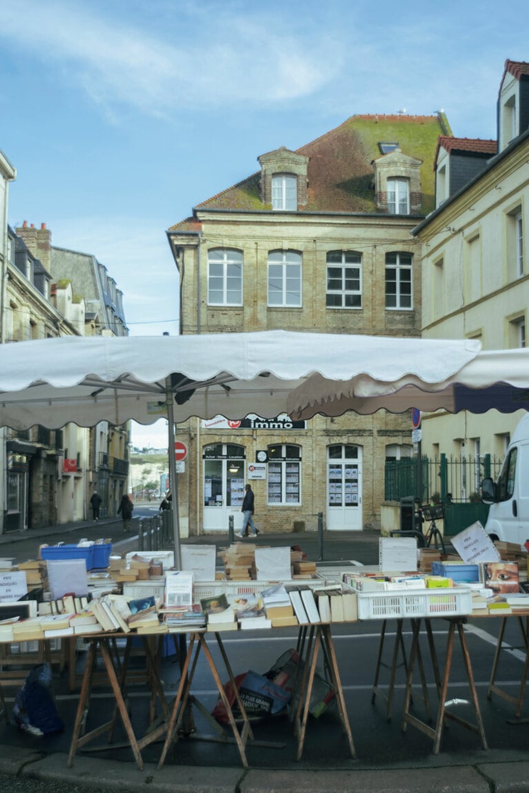 生鮮食品から古本まで、港町のマルシェはバラエティ豊か。