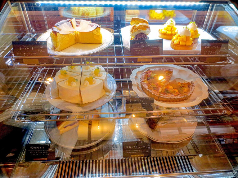ケースには、チーズケーキやタルトなどの生菓子が並んでいます。