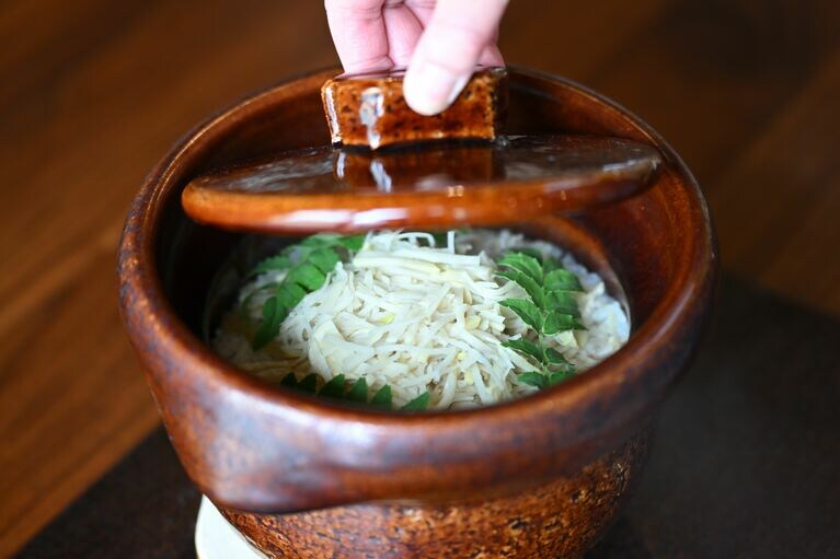 “やわらかで、自由”な佐渡の恵みをおまかせでいただく。ハレの日を彩る島レストラン「kaneto」