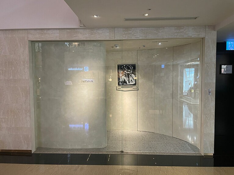 まるで美術館の入り口のような「Curious Table」のエントランス。