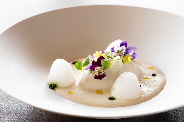 植物性クネルの食感が楽しい「Deatsのクネル シェーブルクリームソース」。