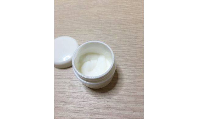 普段使っているトリートメントを容器に入れてーー