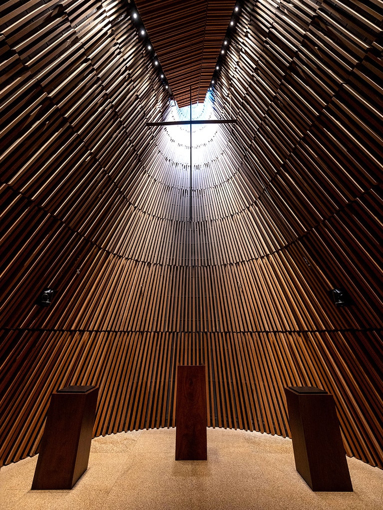 【杉本貴志】デザイン事務所「スーパーポテト」を率い、世界を舞台に活躍した故・杉本貴志氏。光が降り注ぐチャペルは、彼の代表作のひとつ。