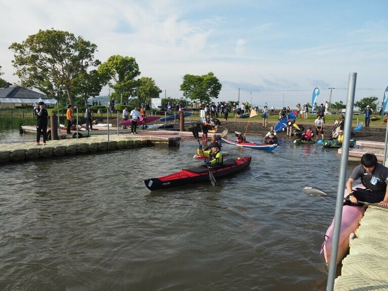 「カヤック」は、舟の内部に足から潜り込むような姿勢でシートに座るスタイルのもの。「カヌー」は、デッキが開かれたオープンデッキ構造のもの、という大きな違いがある。（提供写真）