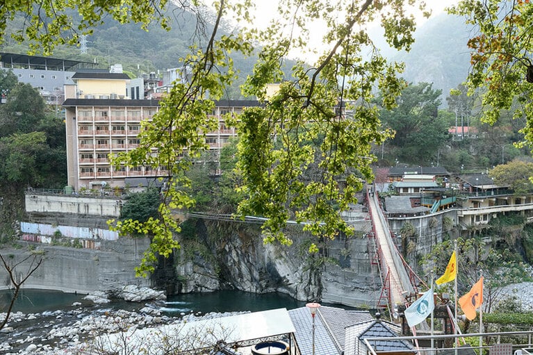 渓谷には手つかずの自然が残り、秘境感も感じさせるグーグァン温泉。