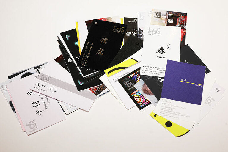 名刺はホストによってデザインが違う。それぞれ独自の趣向を凝らし、オリジナリティ溢れる名刺を作成している。
