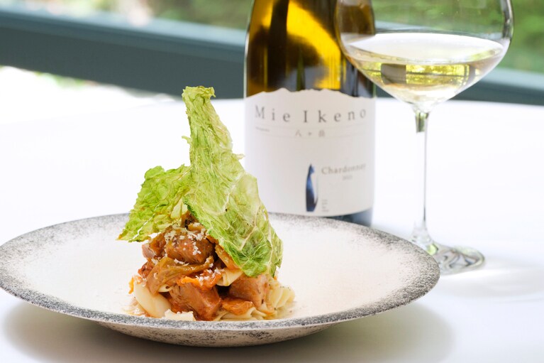 コースから、「ちりめんキャベツ　豚肉のラグーのパッパルデッレ」。合わせたのはミエ・イケノのシャルドネ。コクのある味わいが豚肉に寄り添う。