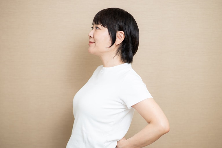 3 大胸筋をストレッチ。