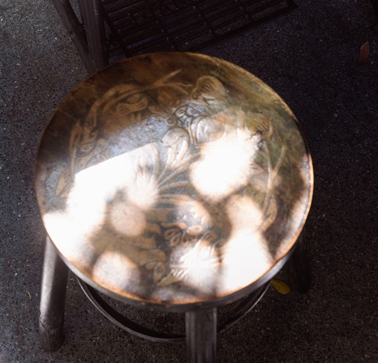 よく見たら、テーブルは、中古の足踏みミシンをリメイクしたものだった。