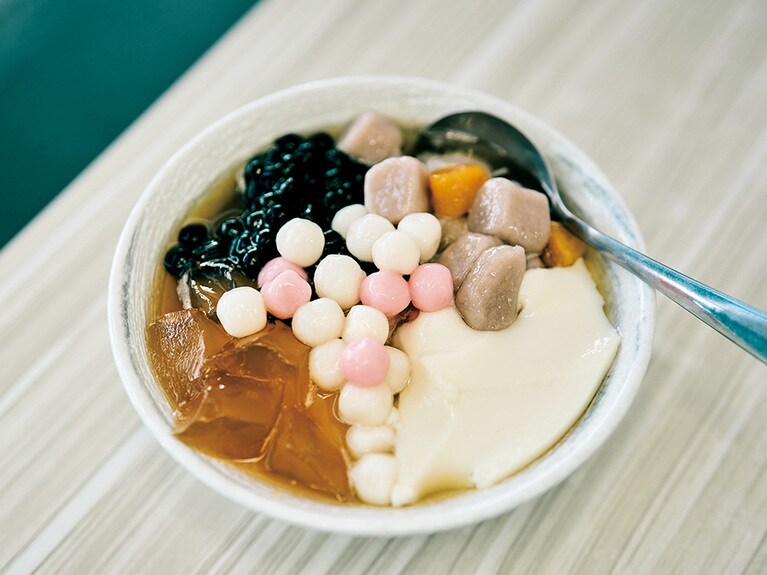 豆花抜きでトッピングのみを楽しむ玄人も。湯圓豆花 50元。