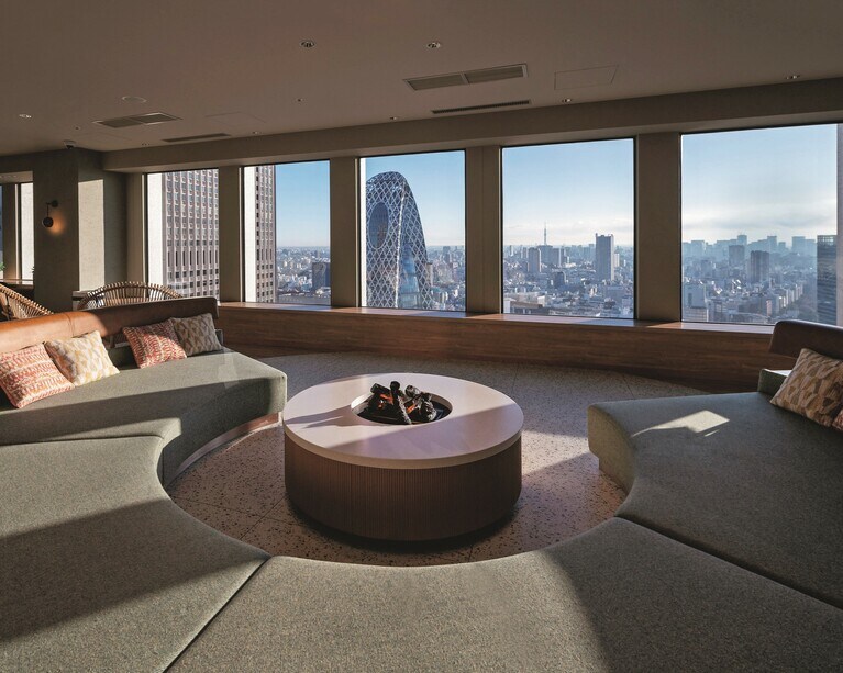 【ホテル利用の新しいスタイル「SKY PLAZA IBASHO」】非日常の眺望が窓に広がる「SKY PLAZA IBASHO」。プレミアグランをはじめ、アクセス権の付いた客室のゲストは無料で利用可能（ビジター利用デイタイム2,000円～、ナイトタイム5,000円）。