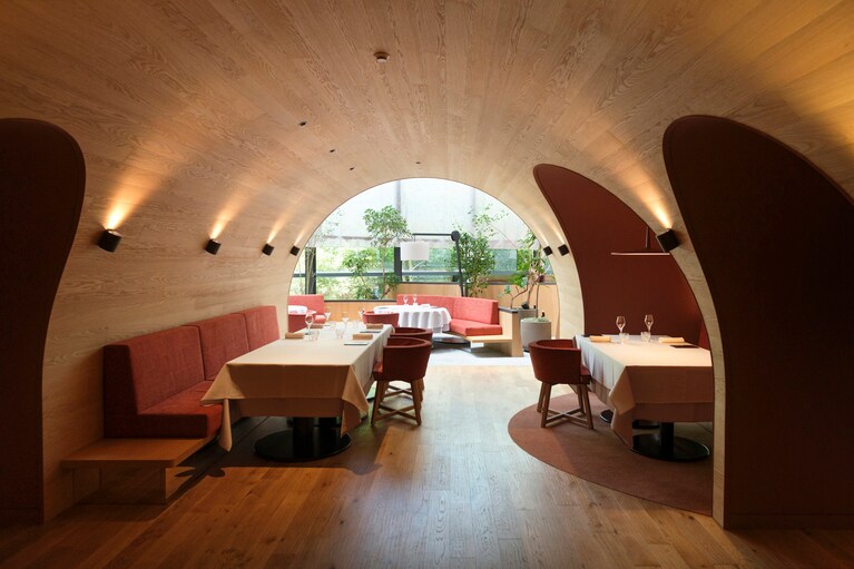 座る席によって異なる雰囲気が楽しめるダイニング。