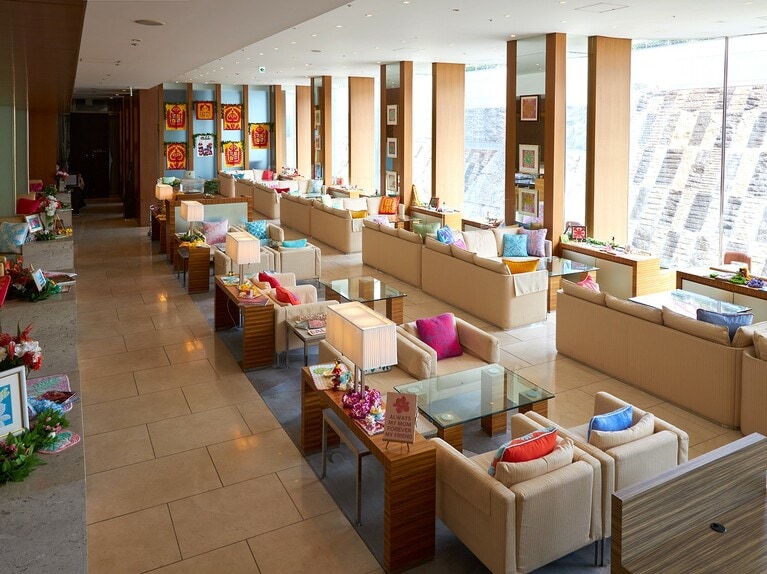 日本紅茶協会が認定する「おいしい紅茶の店」として、香り高い紅茶やアフタヌーンティーなどを提供する、ホテル1階「ロビーラウンジ」。