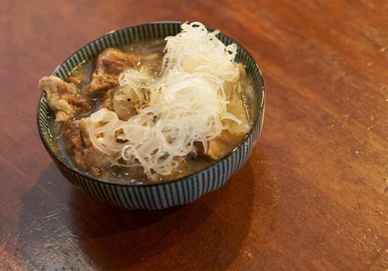 もつ煮込み 430円。日によって塩味か味噌味で変わる。