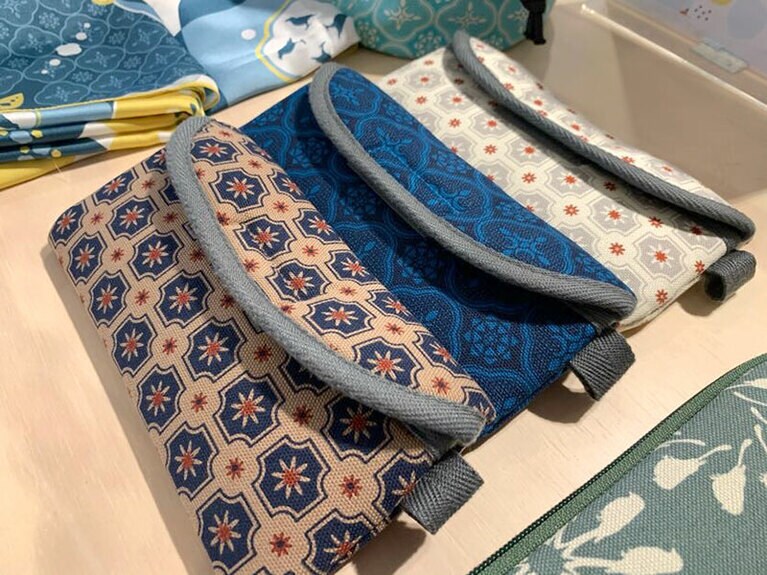 眼鏡ケース 250元。シックで落ち着いた柄の眼鏡ケース。