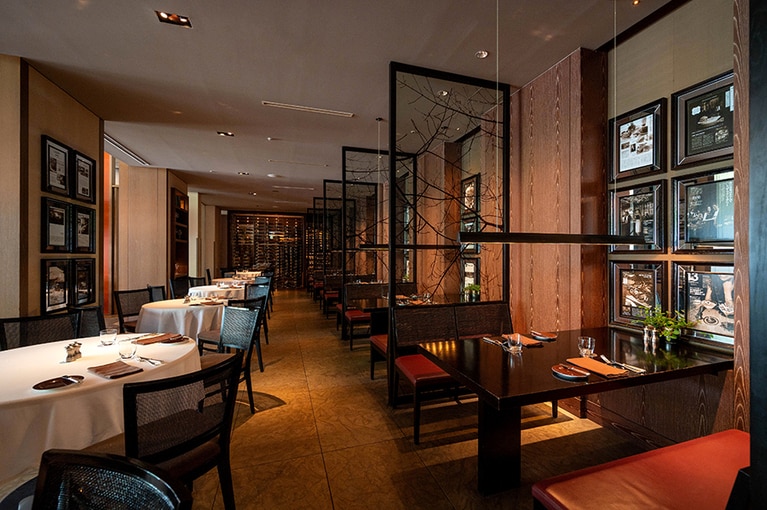 【トニー・チー】国際的インテリアデザイナー、トニー・チー氏は「オークドア」など、館内5つのレストラン＆バーを手がけました。
