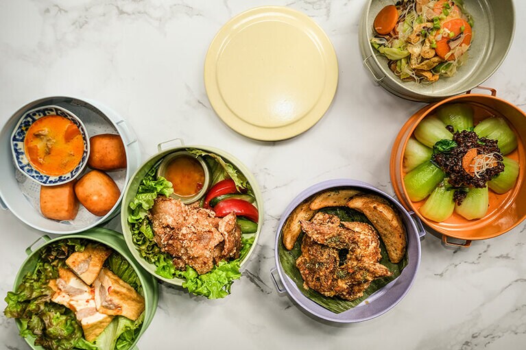 ティフィンランチ 900円(日替わり2品とご飯)、1品 700円(ディナー)。ティフィンで提供している料理は、マレーシアの中国系料理。中国料理をベースに、ココナッツミルク、唐辛子といった東南アジアならではのスパイスや辛みが効いている。