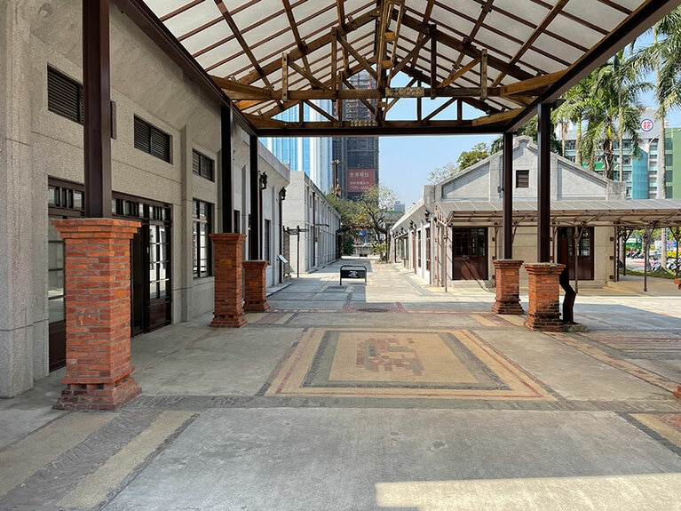 地面は工場時代のデザインのまま。施設の奥にはいくつもの展示スペースがあります。