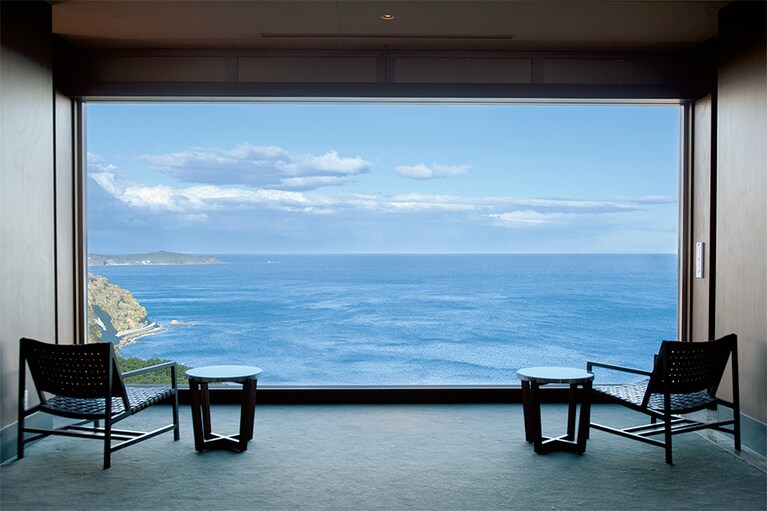【ATAMI せかいえ】太平洋を見下ろす絶好のロケーション。ロビーから望む美しい風景にうっとり。