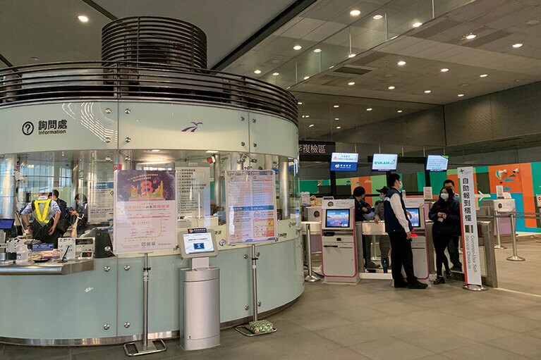 チェックインサービスを行うカウンターの様子。