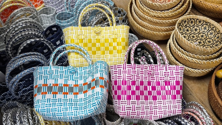 身の回りに置くだけで明るい気分になる色使い。