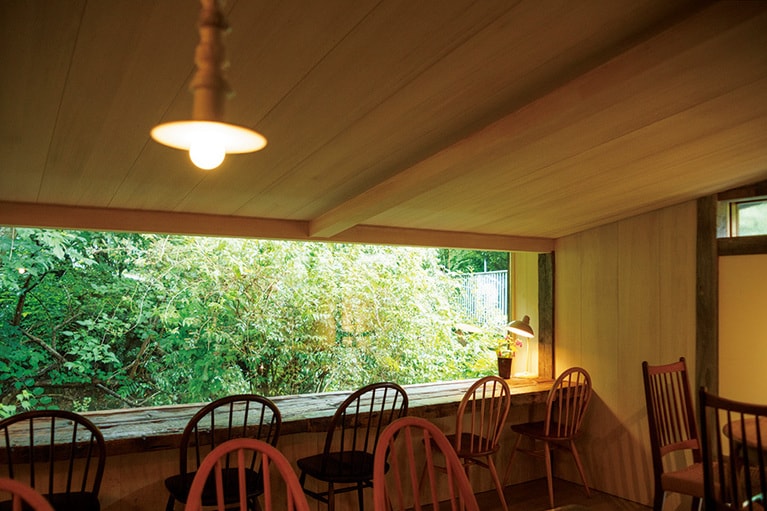 「somushi ohara」ナチュラルな木の風合いに心休まる店内。大きな窓に切り取られた緑が美しい。