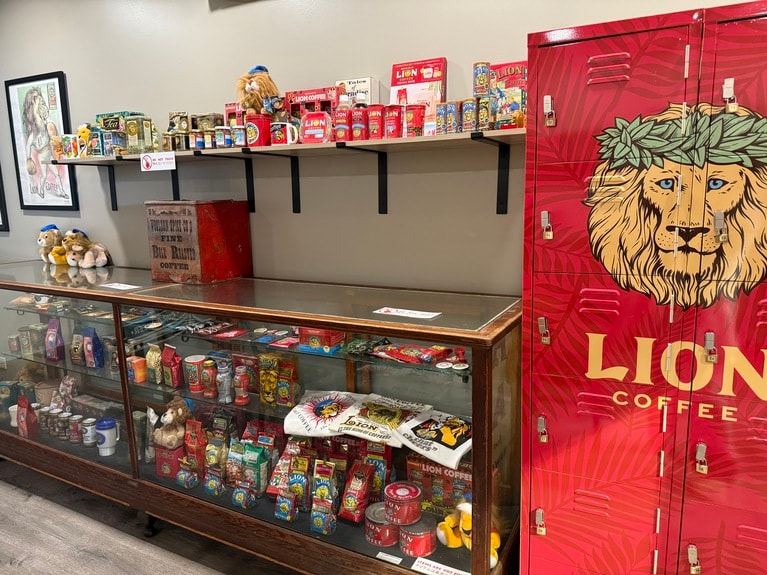 ロゴグッズで歴史をなぞるユニークなミュージアム。こちらは誰でも入れます。