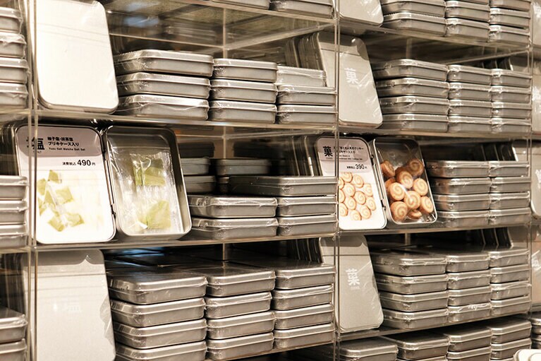 銀座店先行販売のギフト缶。