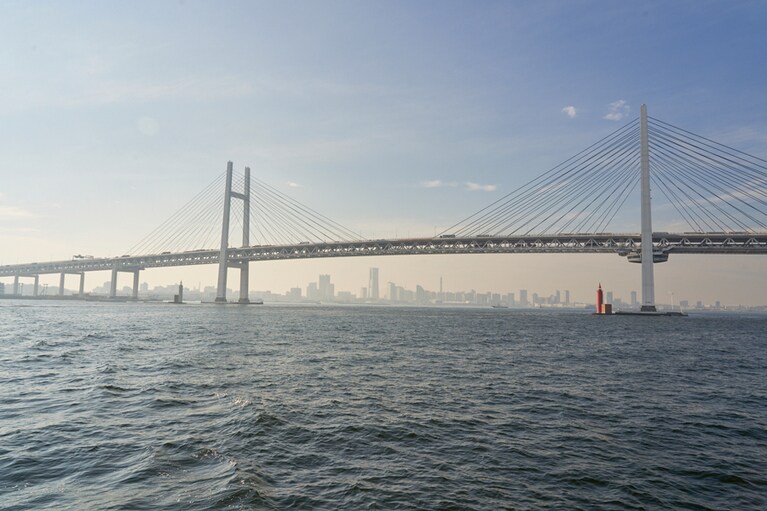 海面と橋げた、2つの橋脚の間がフレームとなり、みなとみらいの街並みが。これも乗船した人にしか味わえない光景。