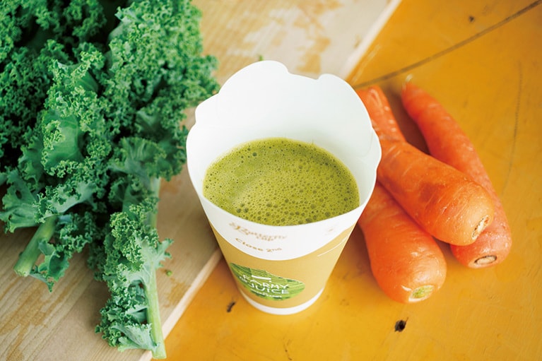 農体験イベントなどを企画する「OHARA FARMY」のスムージー 700円。この日はにんじん、ケール、フルーツ酵素を使用。