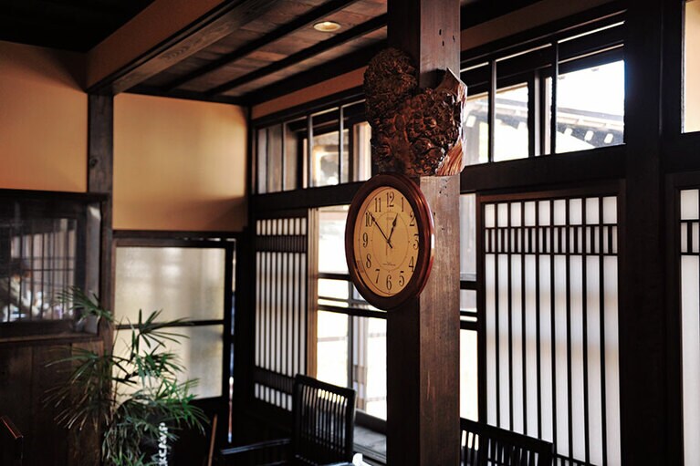 古き良き温泉宿の風情あるロビー。