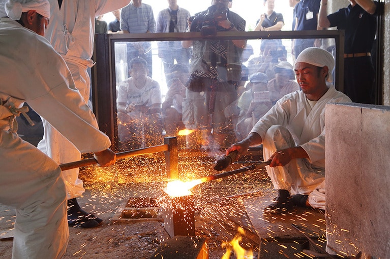 【岐阜県】古式日本刀鍛錬打初め式。
