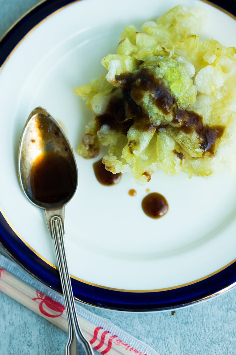 独特の甘酸っぱさが人気の、タマリンドのペーストをベースにしたソースをかけて。高い栄養価で知られるタマリンドは、ビタミンやミネラル、クエン酸も豊富。