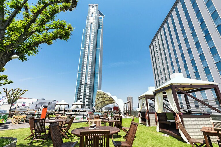 地上約22メートルに位置し、天然芝の広がる開放的な屋上ガーデン「ペルゴラ」。