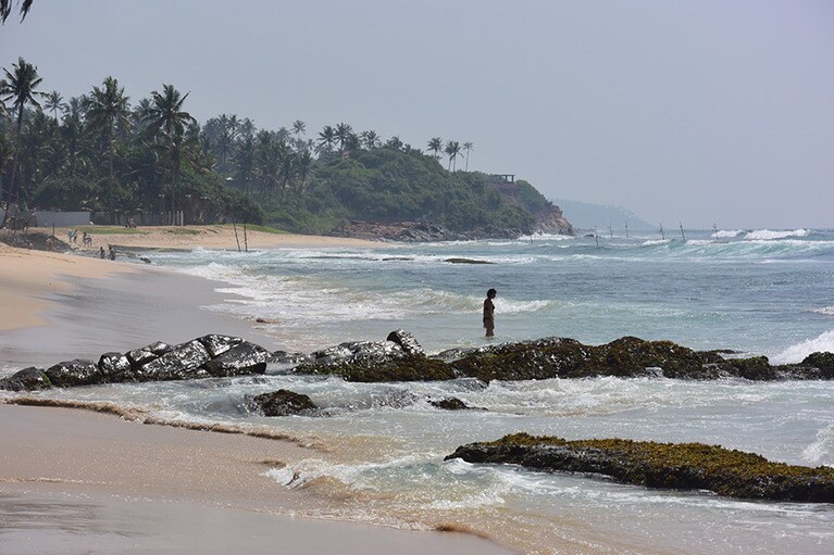 スリランカのビーチはどことなく、薄茶色にフィルターがかかって見えるのが不思議です。