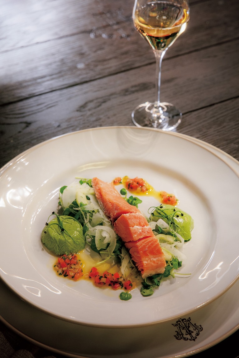 2階のダイニングでは地元食材を使ったオリジナル料理とワインのペアリング体験が。