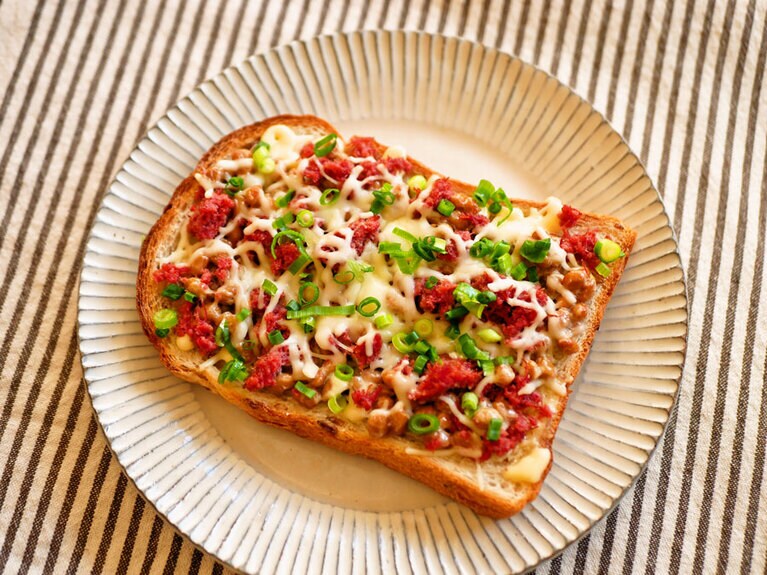 コンビーフ納豆チーズトースト。