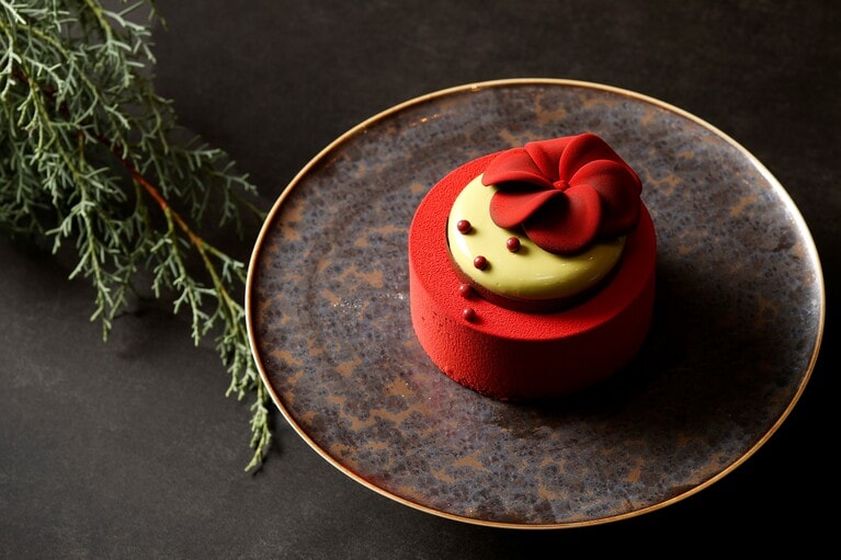 新作「THE KAHALA CHRISTMAS 2025 “ROUGE”」（40個限定）12,960円。直径約12cm。