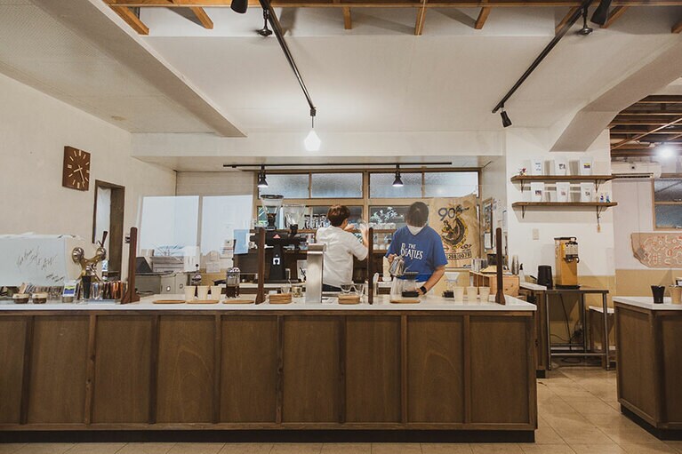 コーヒーの香りが漂う、開放感のある店内。