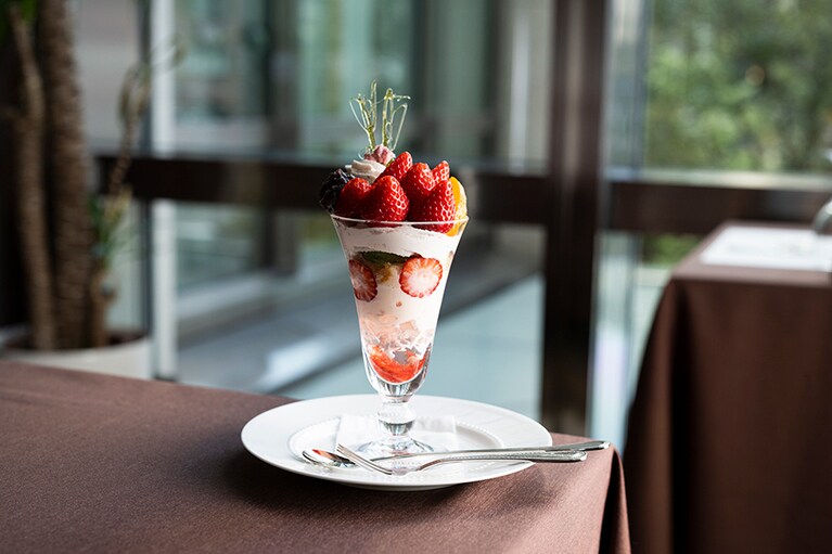 クイーンストロベリーの桜パフェ(2,200円)は日本橋髙島屋フルーツパーラー店限定。