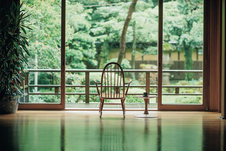 古き尊き日本旅館「三木屋」のロビー。引き戸を開けるやいなや、大師山の自然と溶けあう庭園が、眼前に飛び込む。