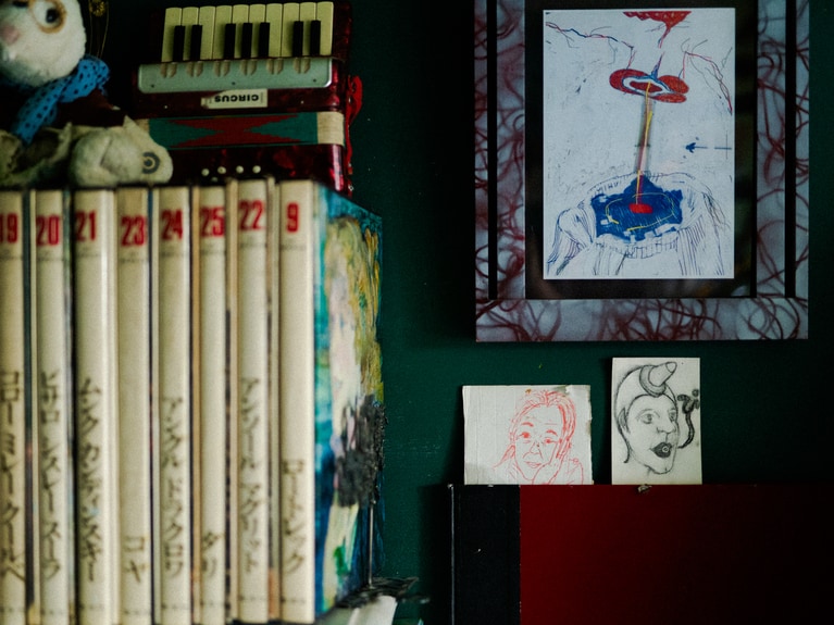 自らの作品や美術書が並ぶ順子さんのアトリエ。