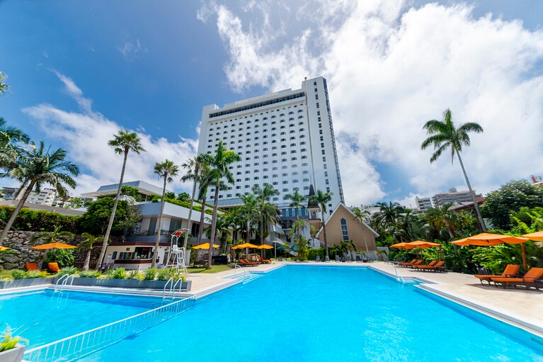 世界遺産・首里城とその城下町散策を楽しむのに最高のロケーション。ローカル感溢れる栄町市場なども車ですぐ。那覇市内最大級の屋外プール、館内のレストランなども大きな魅力。●那覇空港から車で約30分、首里城から徒歩約10分。