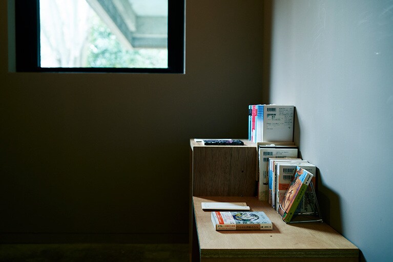 地階廊下つきあたり、夜は真っ暗になる小空間でミステリーを。