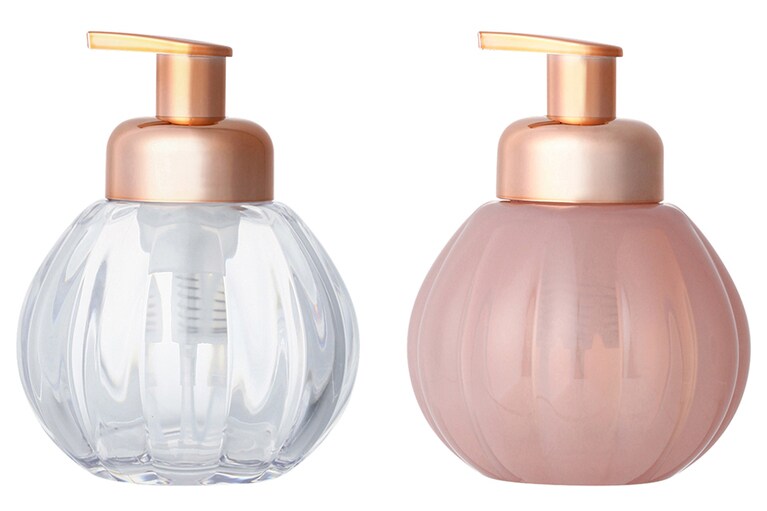 シャルロット フォームディスペンサー 左から：クリア、ピンク 各1,800円。