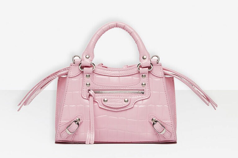 「ネオ クラシック シティ ミニ」LIGHT PINK(クロコエンボスカーフスキン／エイジドシルバースタッズ)〈H13×W22×D9.5cm〉199,000円／バレンシアガ(バレンシアガ クライアントサービス)