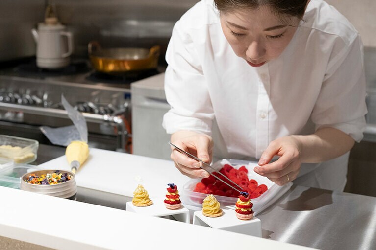 マカロンを組み立てる室岡さん。