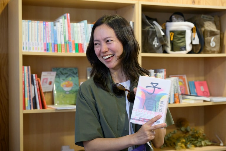 本のおみくじを引き、思いもよらない1冊を手にした吉岡さん。